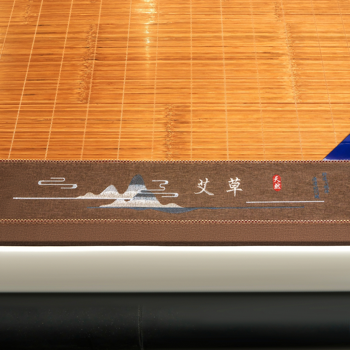 91家纺网 家纺一手货源 找家纺 思雅庭 2026新款艾草宽边绣花驱蚊席拍图二 富士山艾草