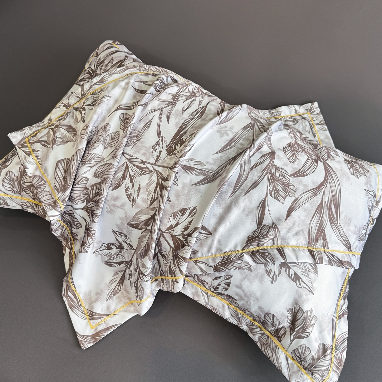 91家纺网 家纺一手货源 找家纺 花伞家居 2026新款花水洗真丝四件套含买家秀 草木蔓发-深灰