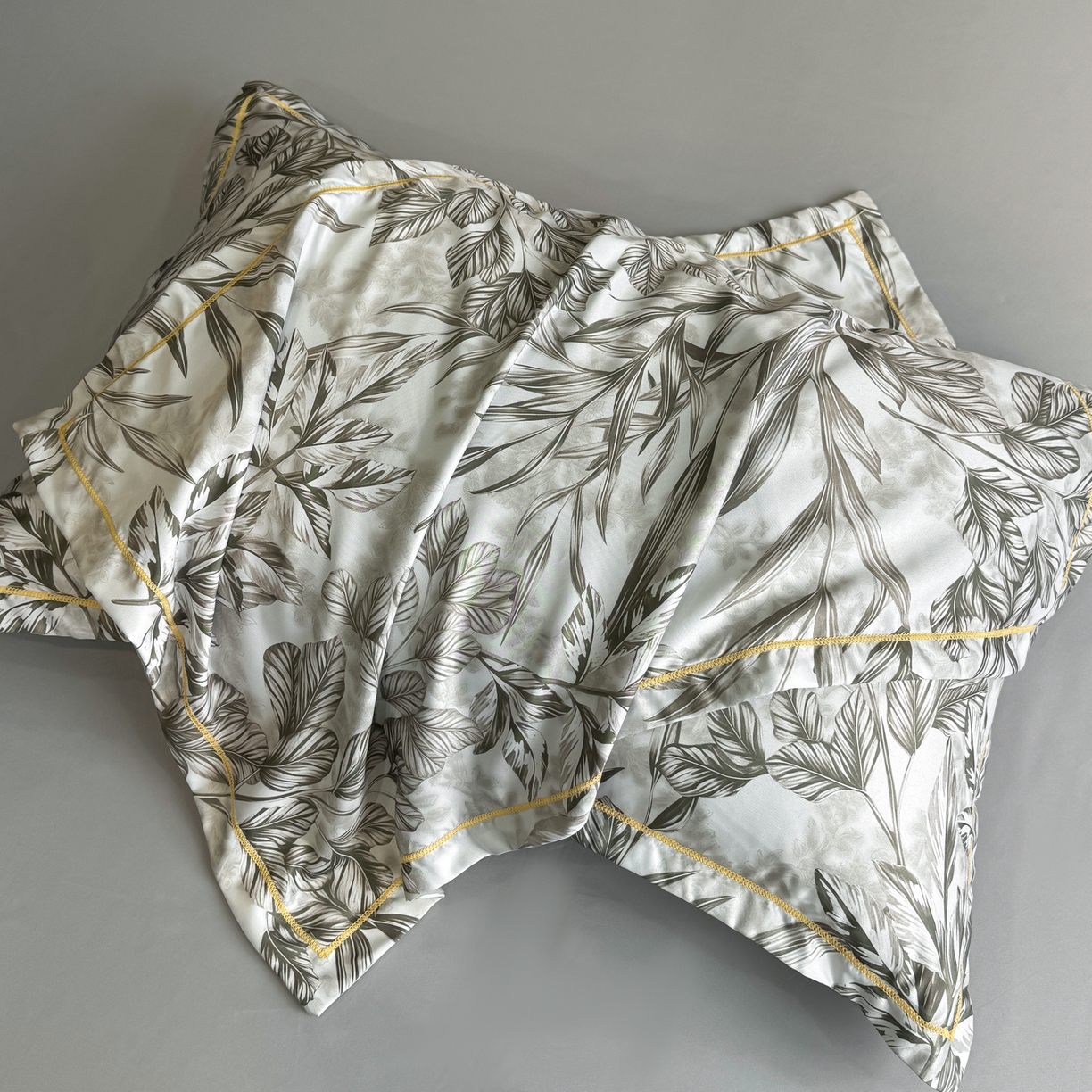 91家纺网 家纺一手货源 找家纺 花伞家居 2026新款花水洗真丝四件套含买家秀 草木蔓发-浅灰