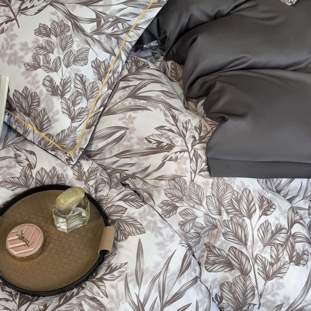 91家纺网 家纺一手货源 找家纺 花伞家居 2026新款花水洗真丝四件套含买家秀 草木蔓发-深灰