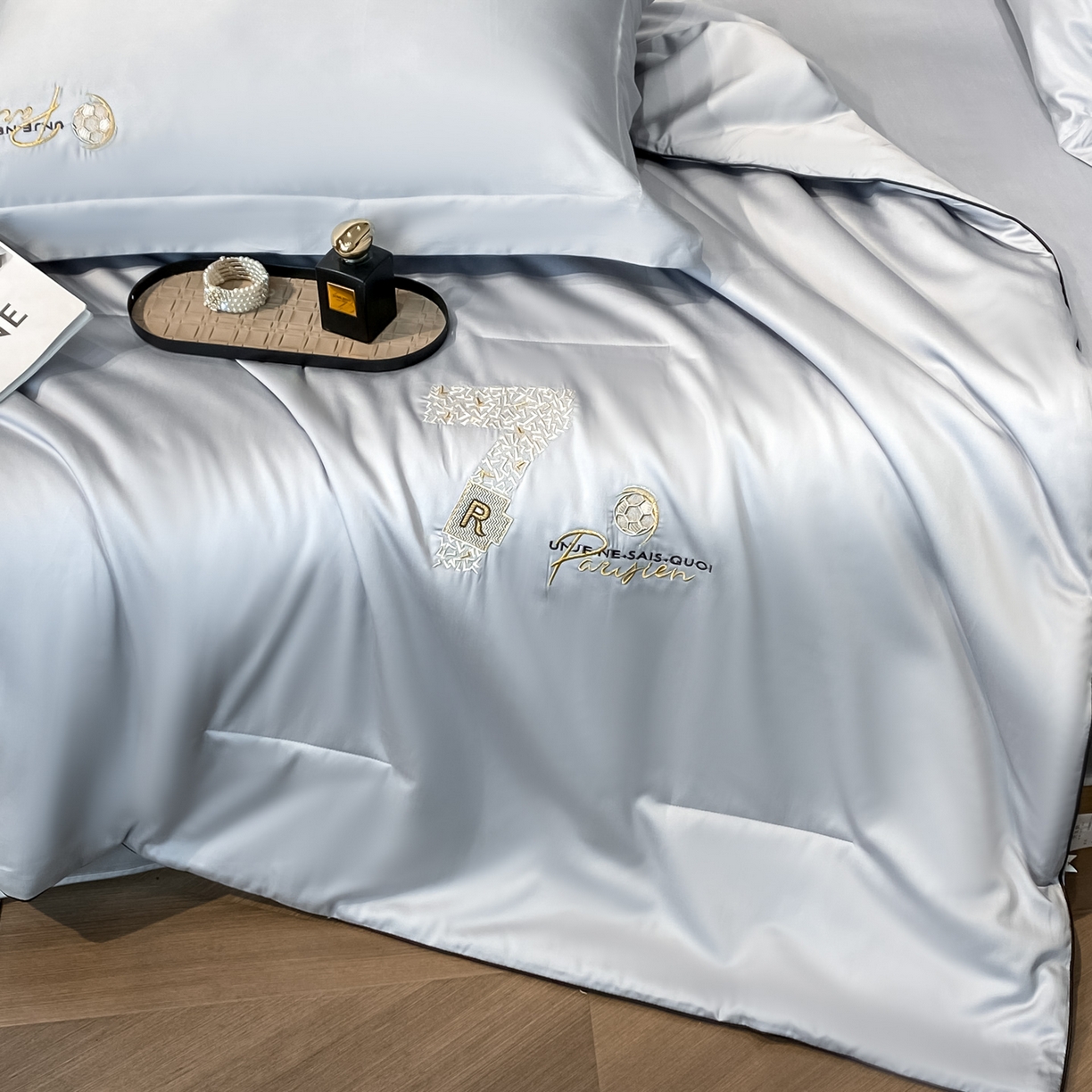 91家纺网 家纺一手货源 找家纺 新方向 2026新款刺绣A类20%蚕丝天丝棉夏被夏凉被空调被四件套-科迪 科迪-朦胧灰