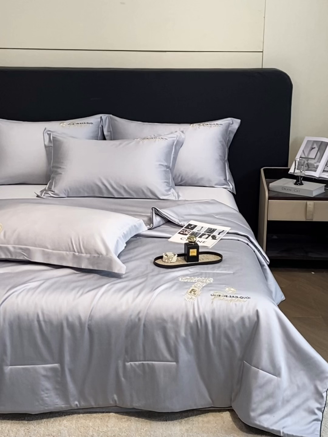 91家纺网 家纺一手货源 找家纺 新方向 2026新款刺绣A类20%蚕丝天丝棉夏被夏凉被空调被四件套-科迪 科迪-朦胧灰