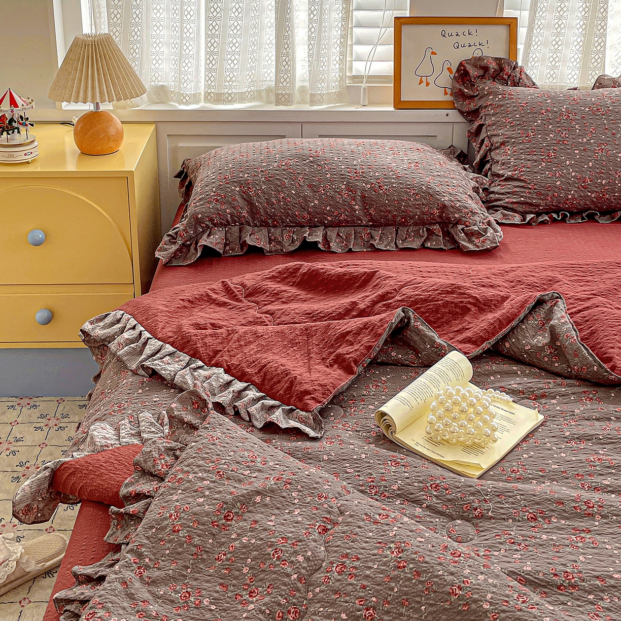 91家纺网 家纺一手货源 找家纺 南北家居 2026新款泡芙棉花边夏被四件套 XB胭脂