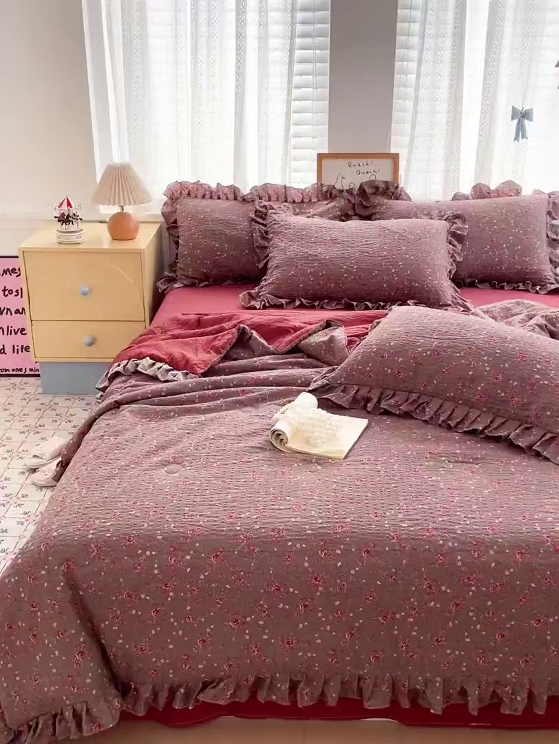 91家纺网 家纺一手货源 找家纺 南北家居 2026新款泡芙棉花边夏被四件套 XB胭脂