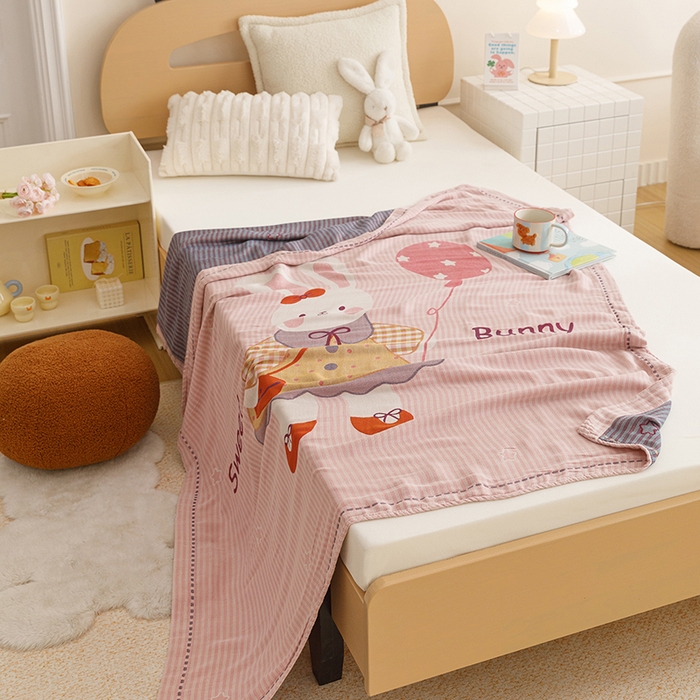 91家纺网 家纺一手货源 找家纺 悦然毛巾被 2026春夏新款三层竹纤维冷感毯休闲儿童毯成人毛巾被 粉糖小兔