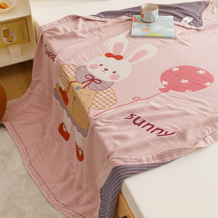 91家纺网 家纺一手货源 找家纺 悦然毛巾被 2026春夏新款三层竹纤维冷感毯休闲儿童毯成人毛巾被 粉糖小兔