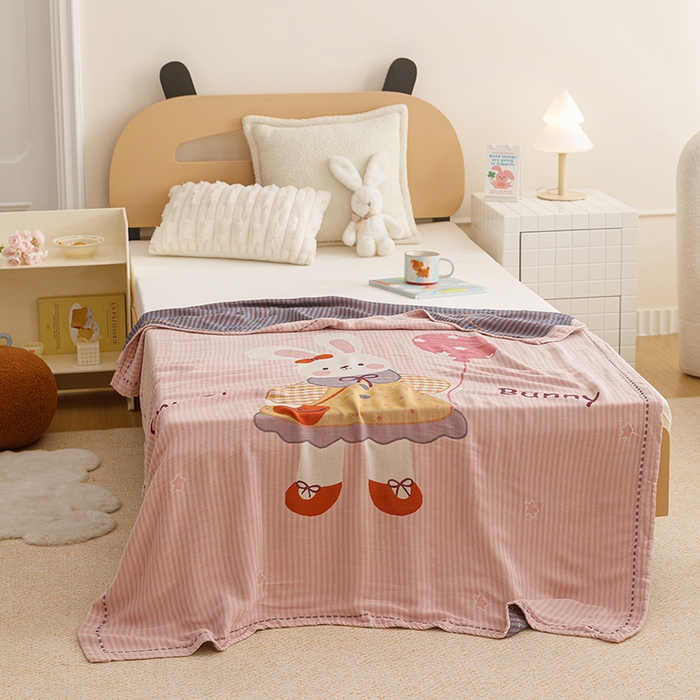 91家纺网 家纺一手货源 找家纺 悦然毛巾被 2026春夏新款三层竹纤维冷感毯休闲儿童毯成人毛巾被 粉糖小兔