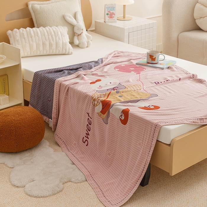 91家纺网 家纺一手货源 找家纺 悦然毛巾被 2026春夏新款三层竹纤维冷感毯休闲儿童毯成人毛巾被 粉糖小兔