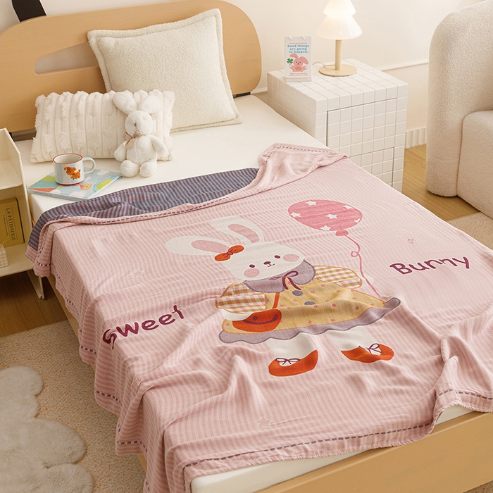 91家纺网 家纺一手货源 找家纺 悦然毛巾被 2026春夏新款三层竹纤维冷感毯休闲儿童毯成人毛巾被 粉糖小兔