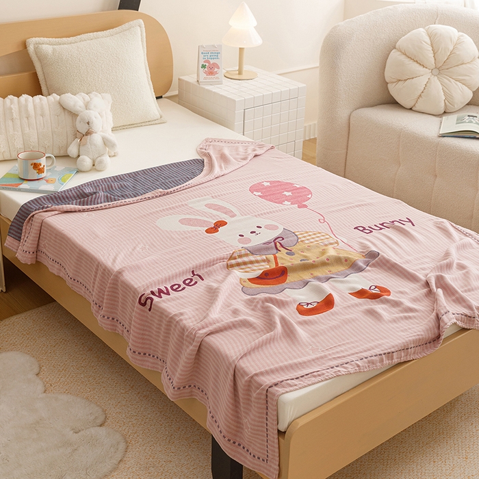 91家纺网 家纺一手货源 找家纺 悦然毛巾被 2026春夏新款三层竹纤维冷感毯休闲儿童毯成人毛巾被 粉糖小兔