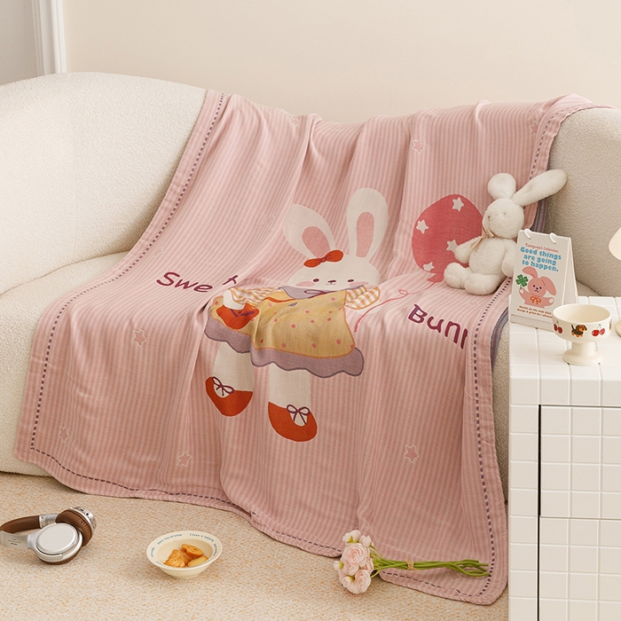 91家纺网 家纺一手货源 找家纺 悦然毛巾被 2026春夏新款三层竹纤维冷感毯休闲儿童毯成人毛巾被 粉糖小兔