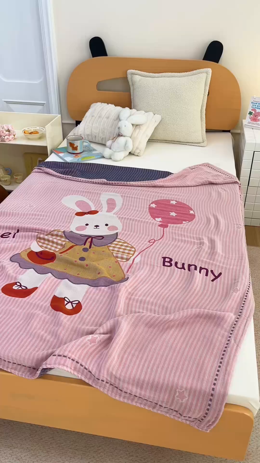 91家纺网 家纺一手货源 找家纺 悦然毛巾被 2026春夏新款三层竹纤维冷感毯休闲儿童毯成人毛巾被 粉糖小兔