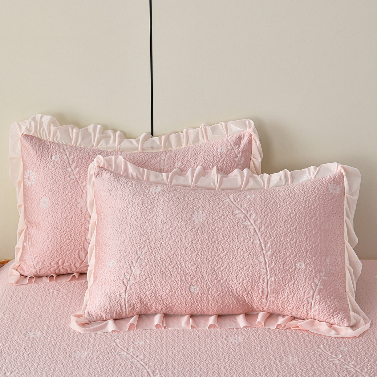 91家纺网 家纺一手货源 找家纺 畅畅家纺 2026春夏新款夏季3D立体冰豆豆凉席席子床裙三件套 花香怡人-粉