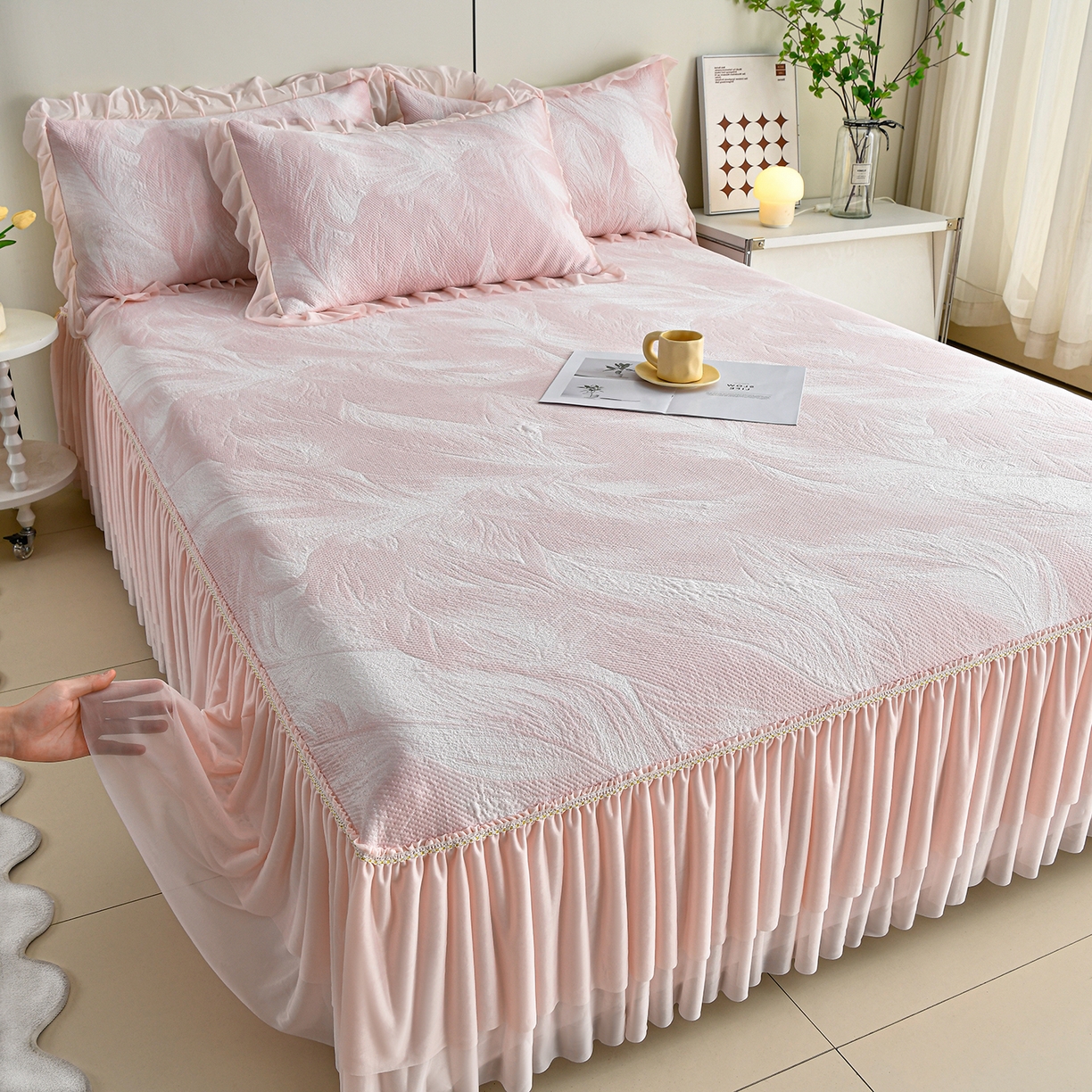 91家纺网 家纺一手货源 找家纺 畅畅家纺 2026春夏新款夏季3D立体冰豆豆凉席席子床裙三件套 微风轻羽-粉