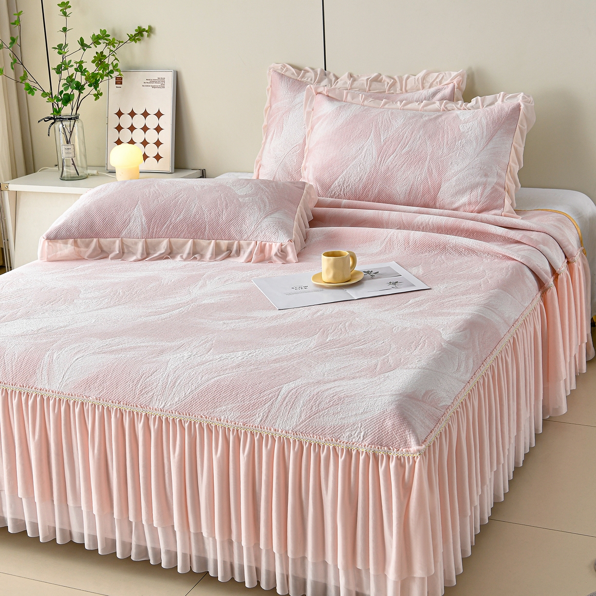 91家纺网 家纺一手货源 找家纺 畅畅家纺 2026春夏新款夏季3D立体冰豆豆凉席席子床裙三件套 微风轻羽-粉