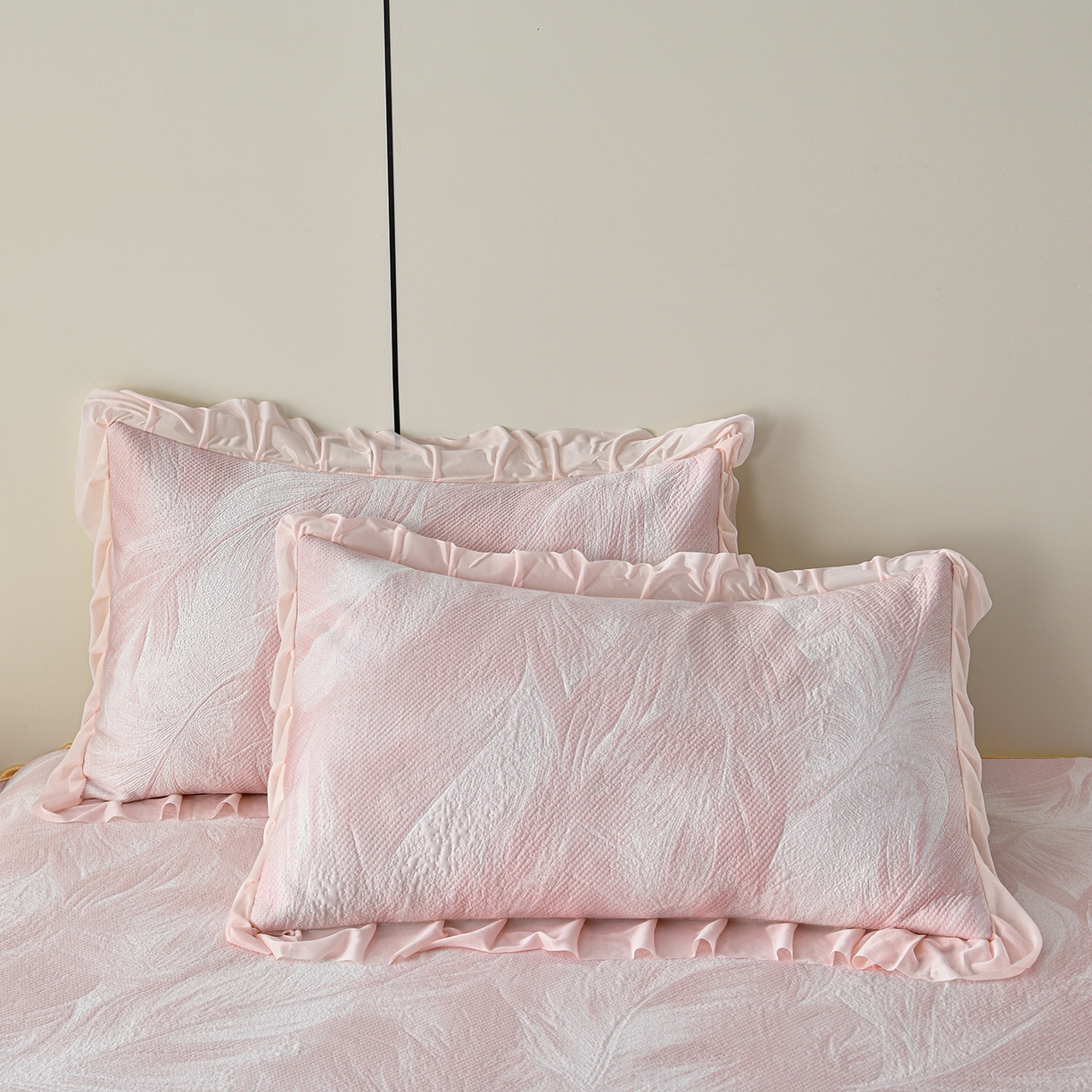 91家纺网 家纺一手货源 找家纺 畅畅家纺 2026春夏新款夏季3D立体冰豆豆凉席席子床裙三件套 微风轻羽-粉