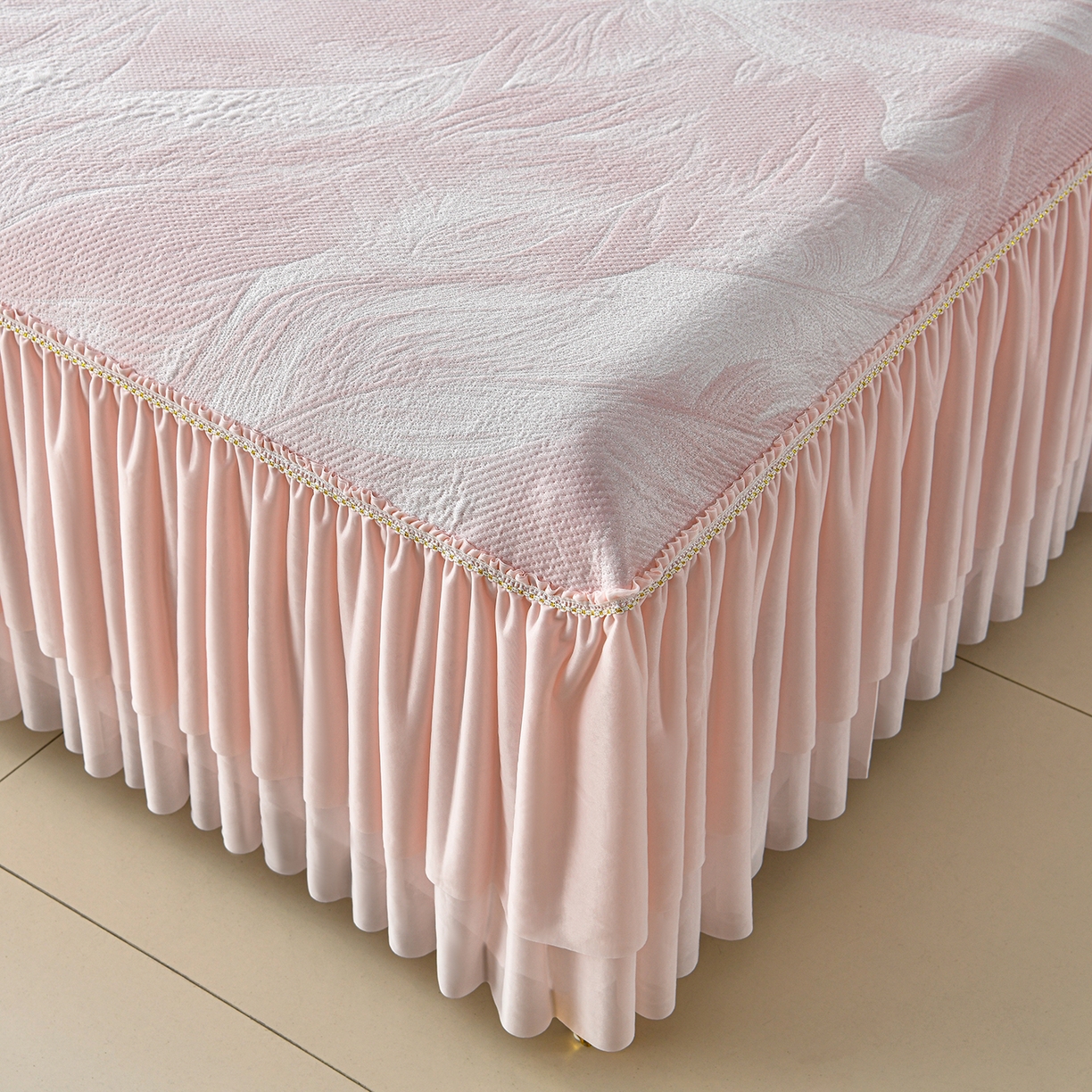 91家纺网 家纺一手货源 找家纺 畅畅家纺 2026春夏新款夏季3D立体冰豆豆凉席席子床裙三件套 微风轻羽-粉