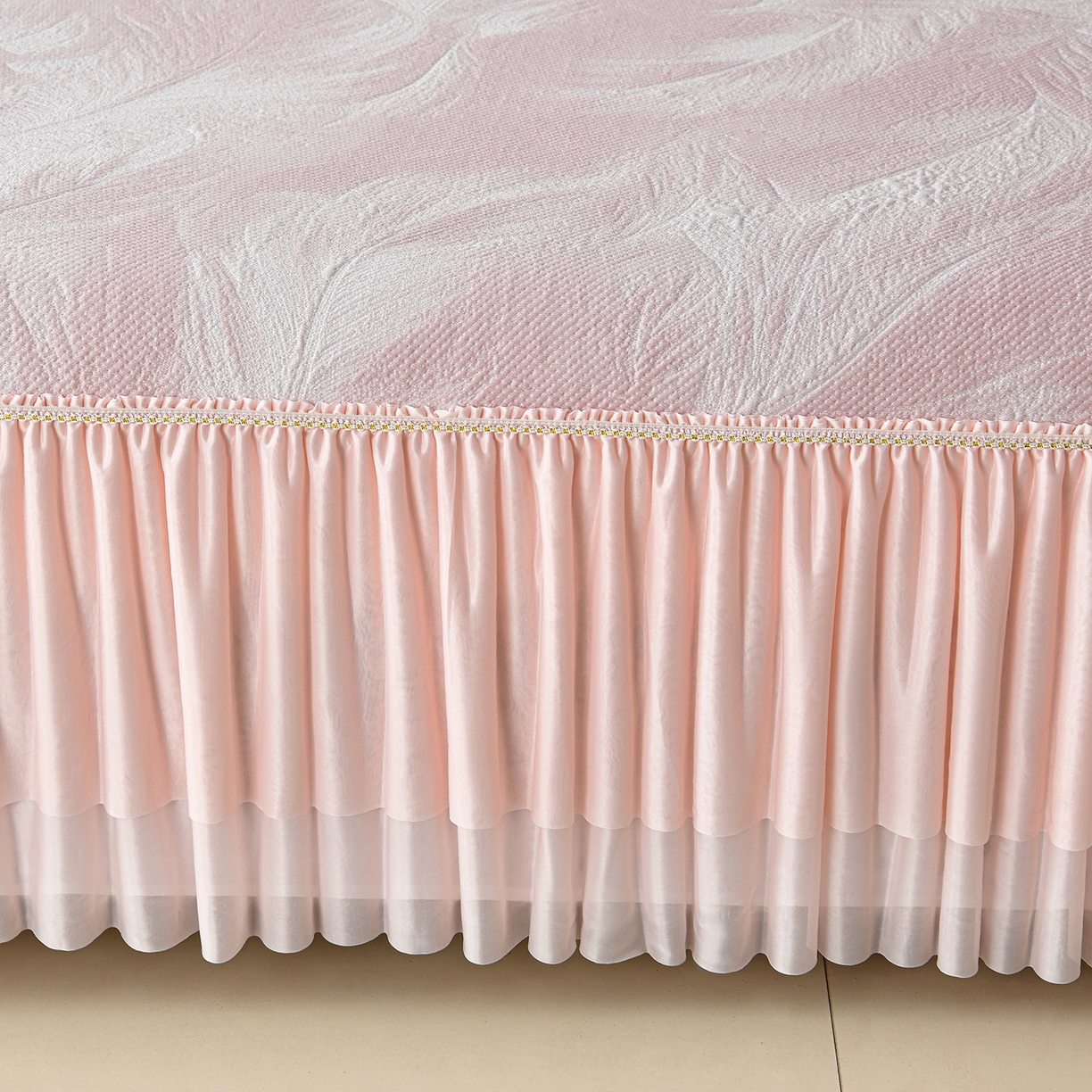 91家纺网 家纺一手货源 找家纺 畅畅家纺 2026春夏新款夏季3D立体冰豆豆凉席席子床裙三件套 微风轻羽-粉