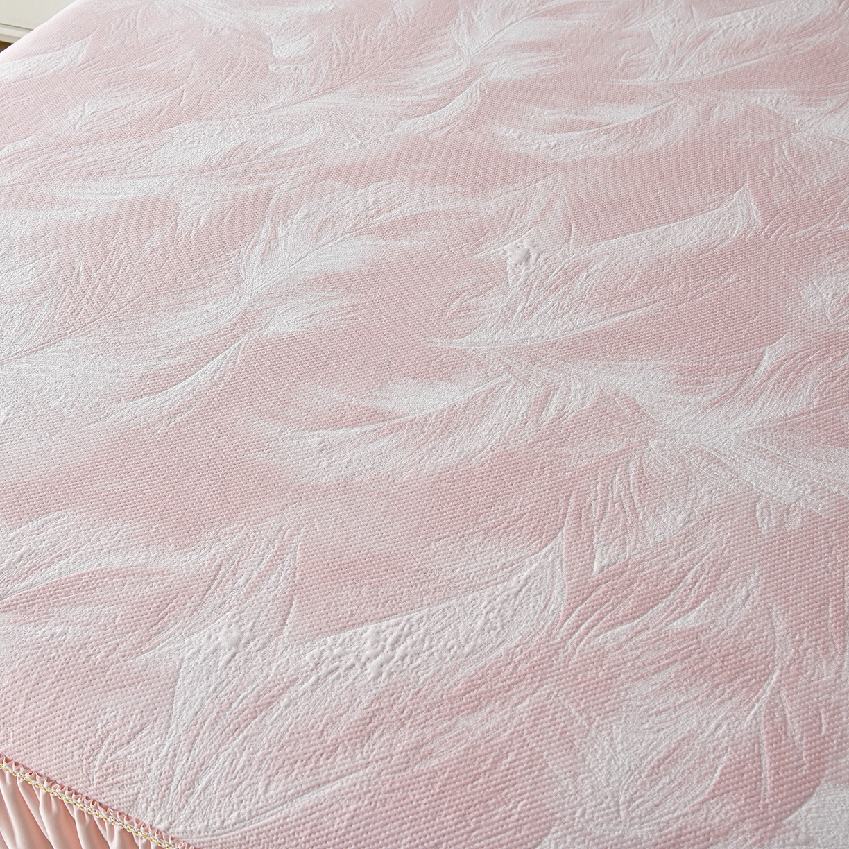 91家纺网 家纺一手货源 找家纺 畅畅家纺 2026春夏新款夏季3D立体冰豆豆凉席席子床裙三件套 微风轻羽-粉