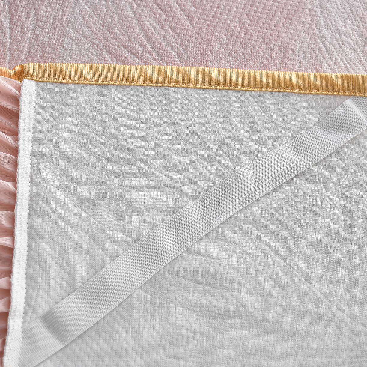 91家纺网 家纺一手货源 找家纺 畅畅家纺 2026春夏新款夏季3D立体冰豆豆凉席席子床裙三件套 微风轻羽-粉