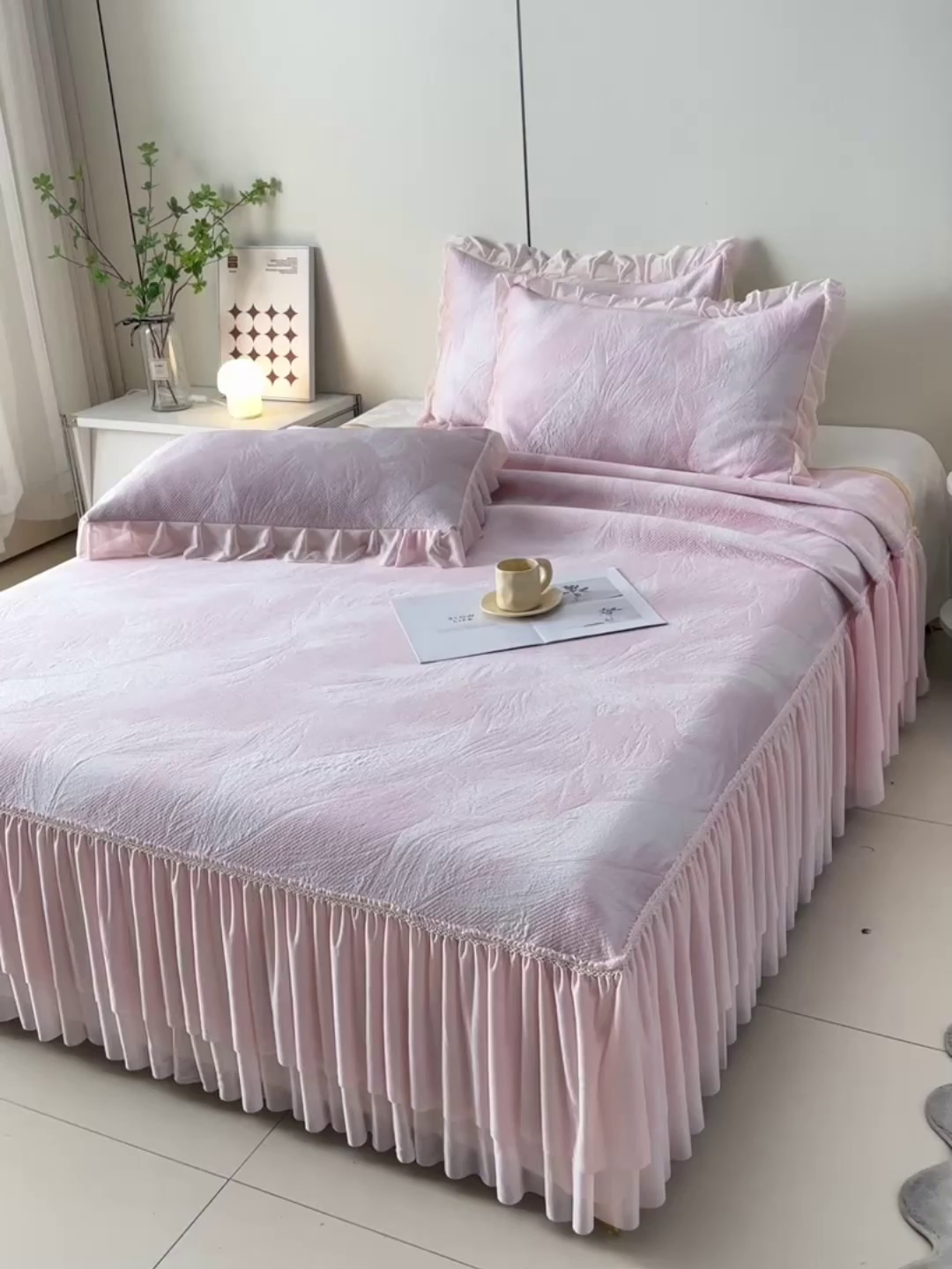 91家纺网 家纺一手货源 找家纺 畅畅家纺 2026春夏新款夏季3D立体冰豆豆凉席席子床裙三件套 微风轻羽-粉