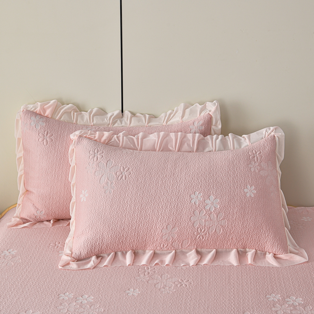 91家纺网 家纺一手货源 找家纺 畅畅家纺 2026春夏新款夏季3D立体冰豆豆凉席席子床裙三件套 香漫-粉