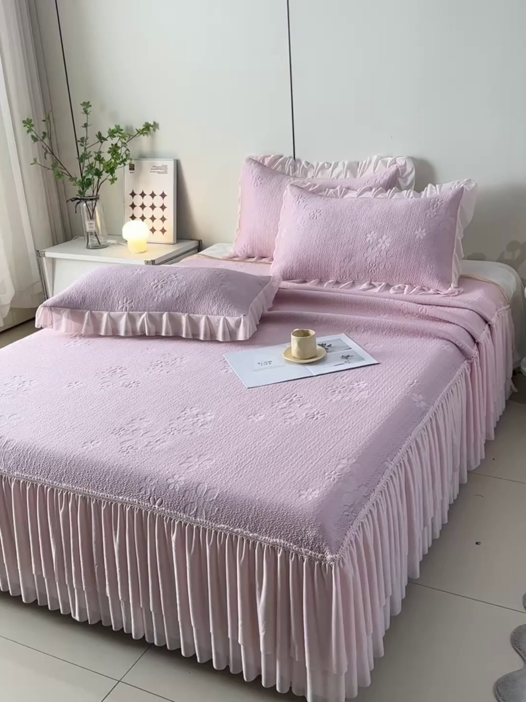 91家纺网 家纺一手货源 找家纺 畅畅家纺 2026春夏新款夏季3D立体冰豆豆凉席席子床裙三件套 香漫-粉