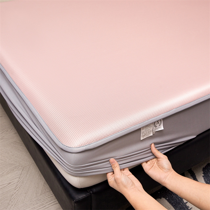 91家纺网 家纺一手货源 找家纺 女子家纺 2026新款碳光冰丝床笠款加厚三明治凉感凉席保护套夏季床罩席子凉席 千鸟格-床笠款-千禧粉