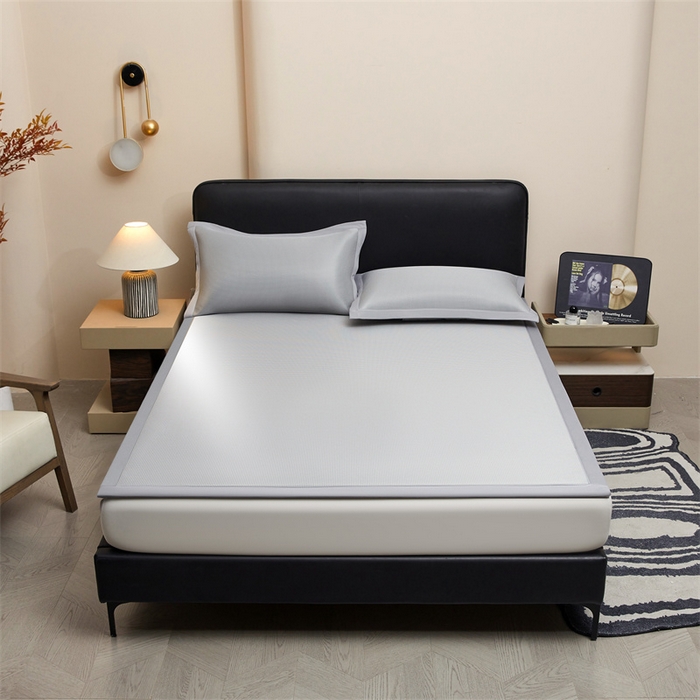 91家纺网 家纺一手货源 找家纺 女子家纺 2026新款碳光冰丝席子三件套加厚三明治冰丝软席席子凉席-平铺席 千鸟格-绑带款-银帆灰