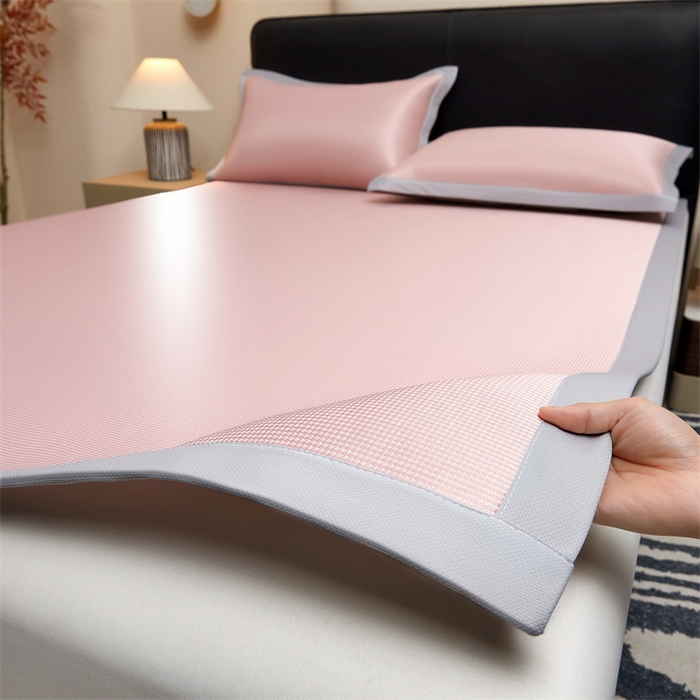 91家纺网 家纺一手货源 找家纺 女子家纺 2026新款碳光冰丝席子三件套加厚三明治冰丝软席席子凉席-平铺席 千鸟格-绑带款-千禧粉