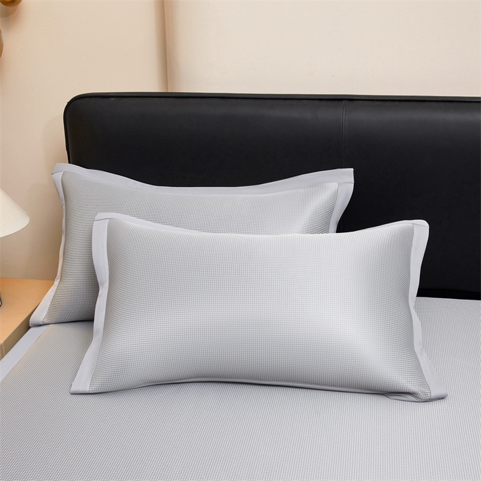 91家纺网 家纺一手货源 找家纺 女子家纺 2026新款碳光冰丝席子三件套加厚三明治冰丝软席席子凉席-平铺席 千鸟格-绑带款-银帆灰