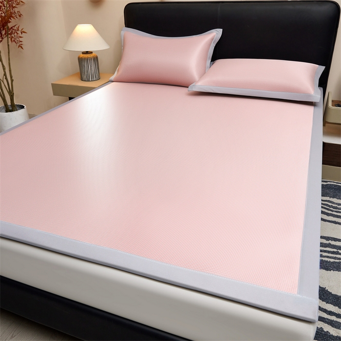 91家纺网 家纺一手货源 找家纺 女子家纺 2026新款碳光冰丝席子三件套加厚三明治冰丝软席席子凉席-平铺席 千鸟格-绑带款-千禧粉