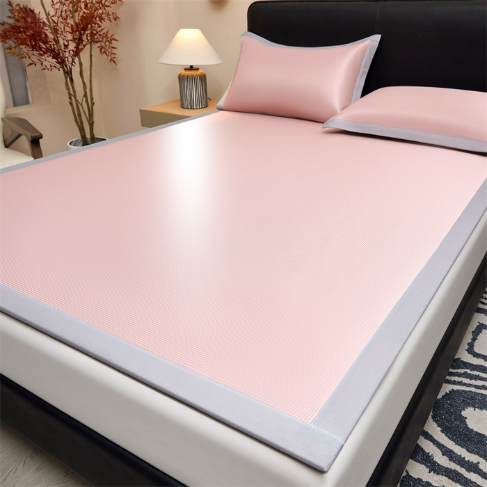 91家纺网 家纺一手货源 找家纺 女子家纺 2026新款碳光冰丝席子三件套加厚三明治冰丝软席席子凉席-平铺席 千鸟格-绑带款-千禧粉