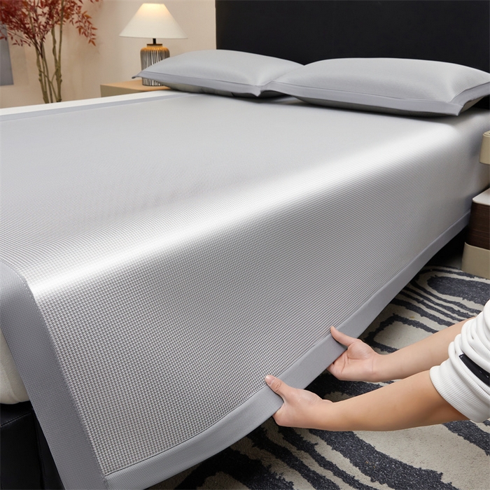 91家纺网 家纺一手货源 找家纺 女子家纺 2026新款碳光冰丝席子三件套加厚三明治冰丝软席席子凉席-平铺席 千鸟格-绑带款-银帆灰