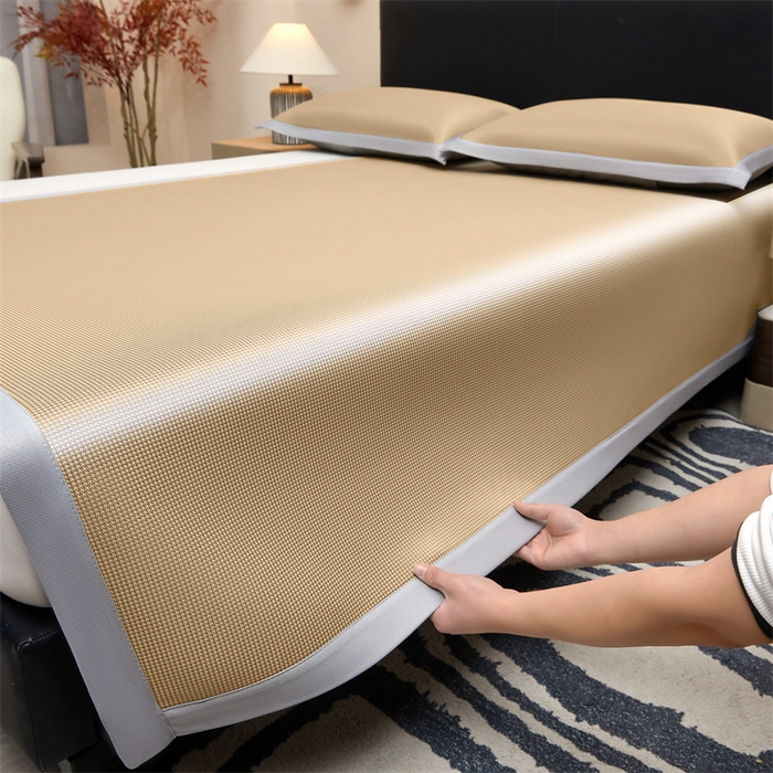 91家纺网 家纺一手货源 找家纺 女子家纺 2026新款碳光冰丝席子三件套加厚三明治冰丝软席席子凉席-平铺席 千鸟格-绑带款-香槟金