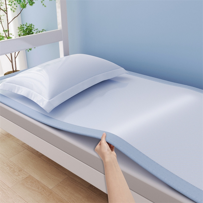 91家纺网 家纺一手货源 找家纺 女子家纺 2026新款学生床斜纹冰丝刺绣款凉席席子凉席 宁静蓝