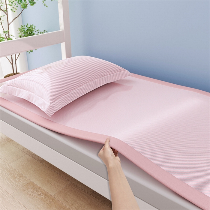 91家纺网 家纺一手货源 找家纺 女子家纺 2026新款学生床斜纹冰丝刺绣款凉席席子凉席 樱花粉