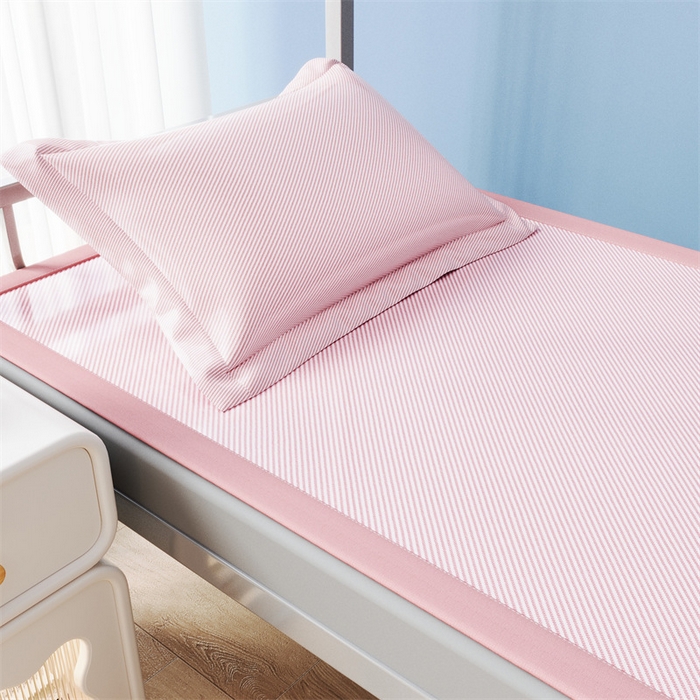 91家纺网 家纺一手货源 找家纺 女子家纺 2026新款学生床斜纹冰丝刺绣款凉席席子凉席 樱花粉