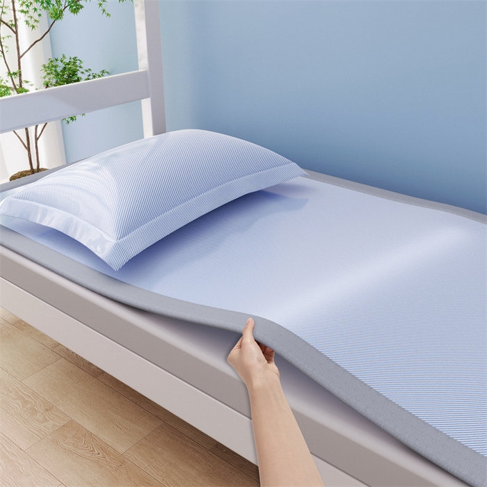 91家纺网 家纺一手货源 找家纺 女子家纺 2026新款学生床斜纹冰丝刺绣款凉席席子凉席 冰山蓝