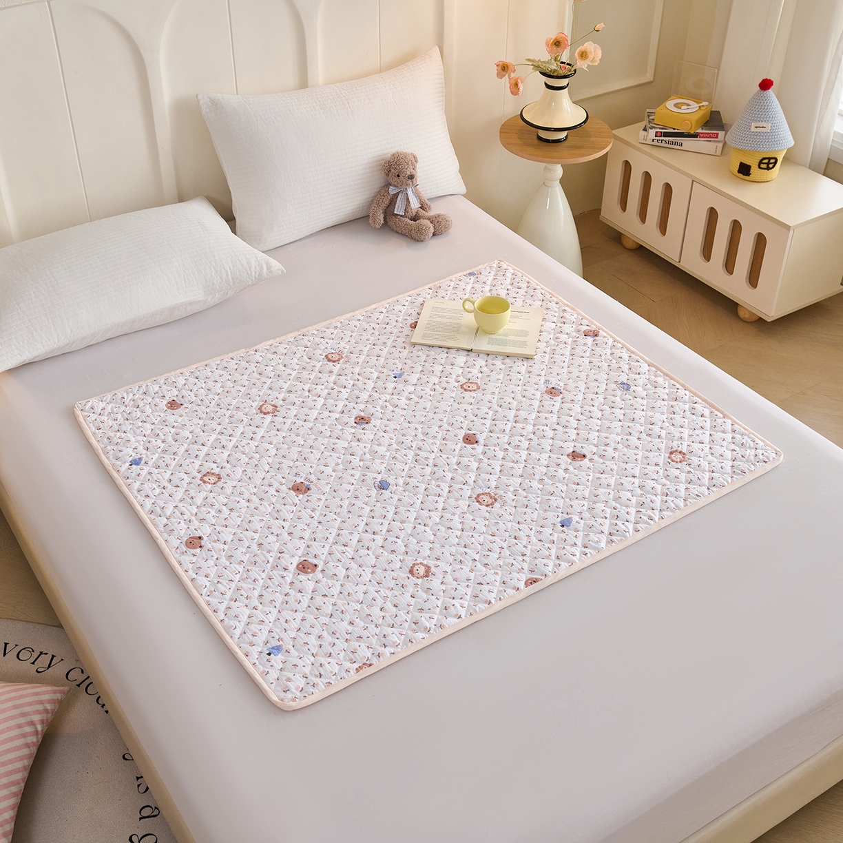 91家纺网 家纺一手货源 找家纺 拾小柒 2026年新款云感皱皱纱姨妈垫床垫保护垫防滑隔脏垫隔尿垫床盖三件套 呆萌小狮子-不防水款