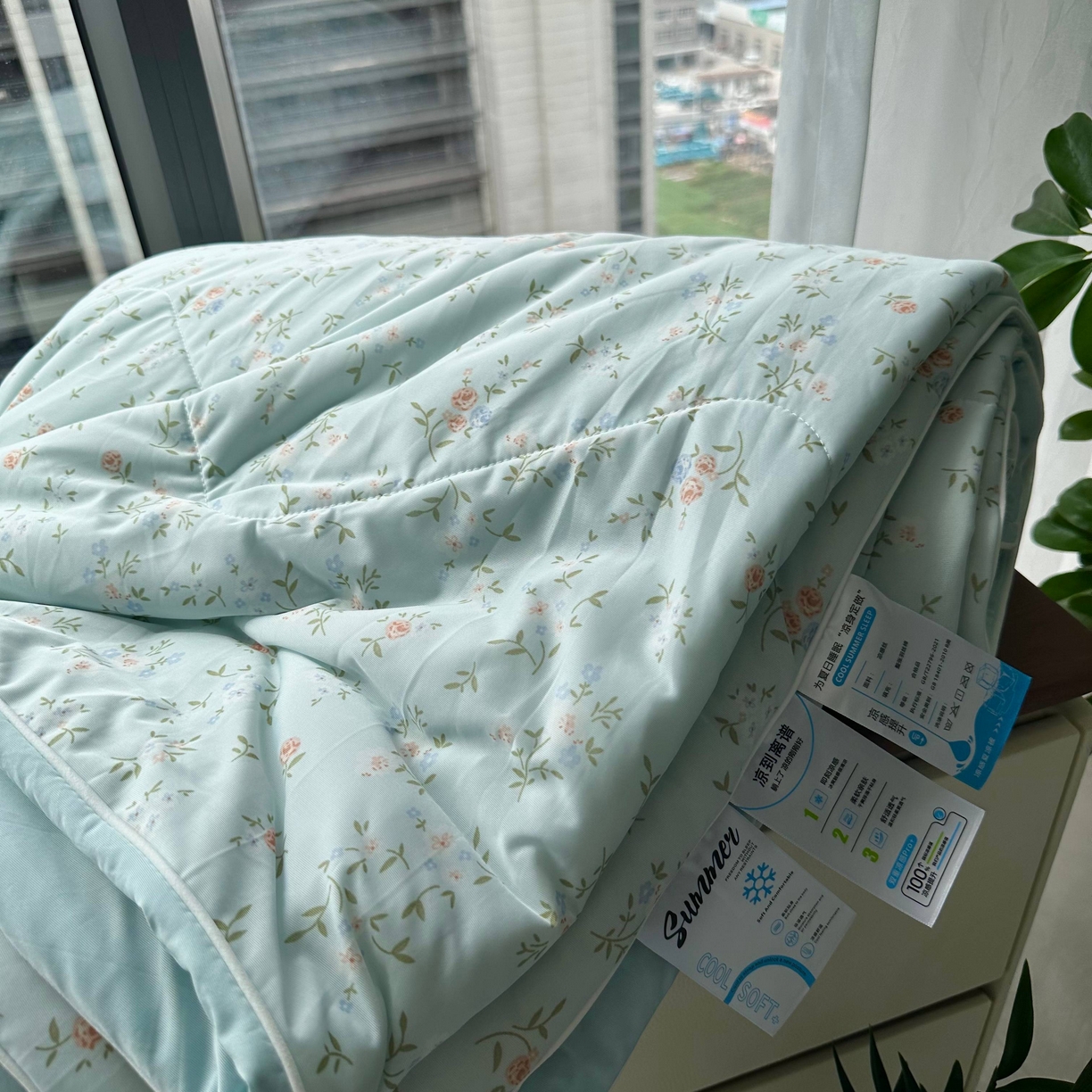 91家纺网 家纺一手货源 找家纺 卡芙兰家纺 2026新款凉感丝夏凉被空调被单人双人纯色印花夏被可机洗 花栀-兰