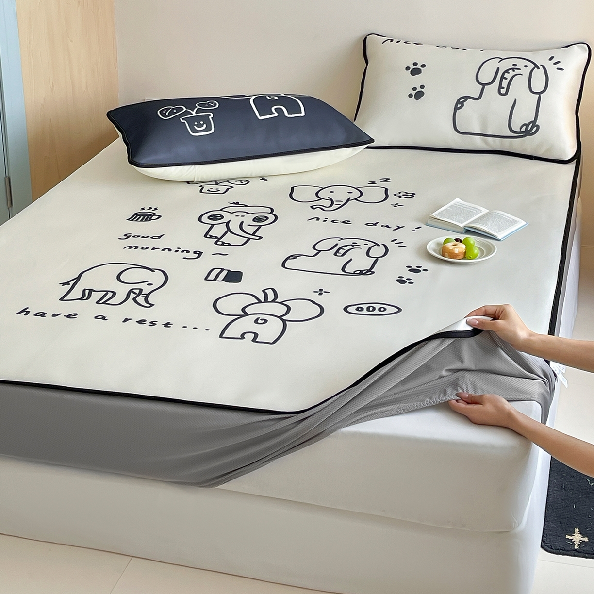 91家纺网 家纺一手货源 找家纺 桃子家居 2026新款A类ins博主卡通数码印花高级品质撞色中分子1200D冰感丝凉感席冰丝三件套平铺床笠系列 冰感席混搭-漫画象