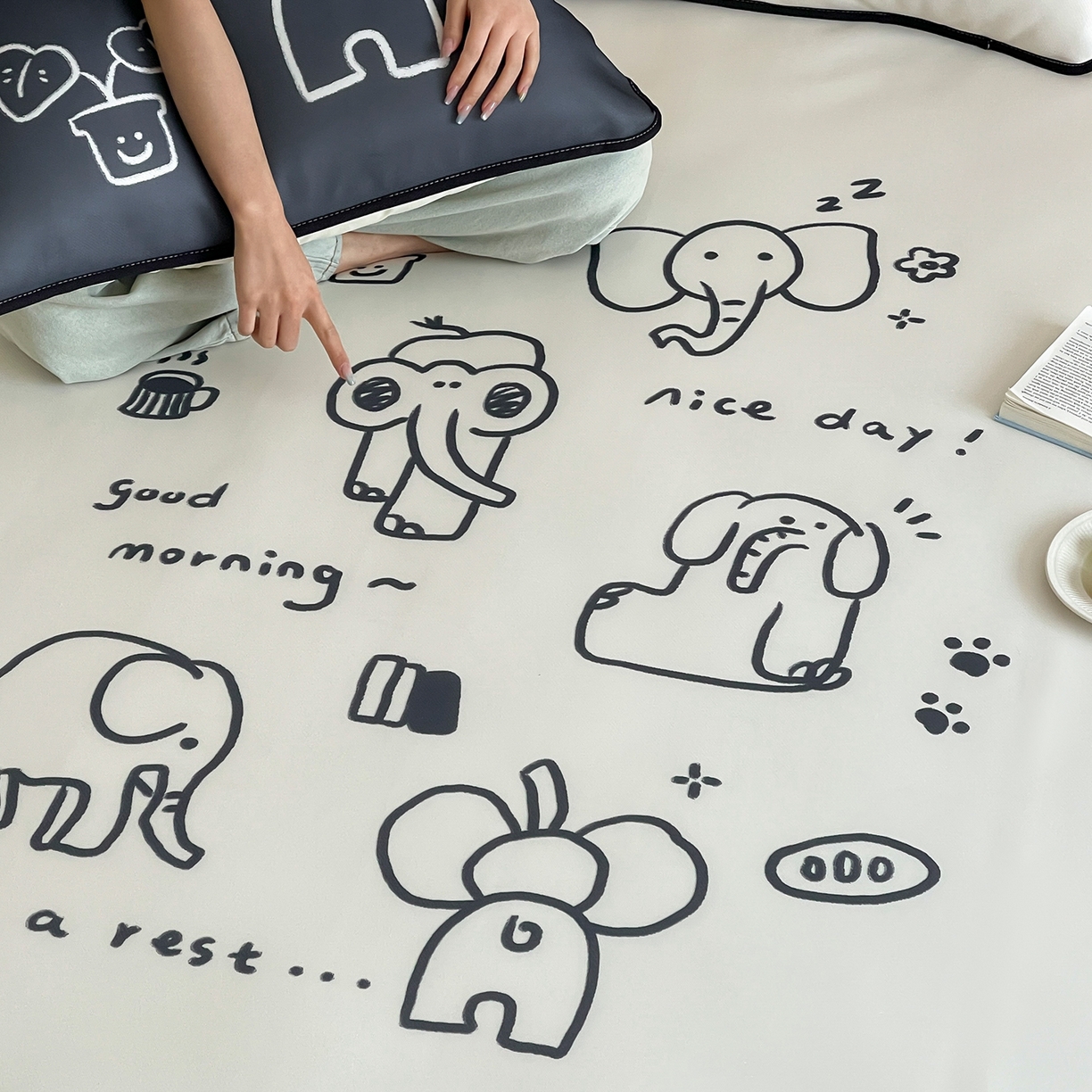 91家纺网 家纺一手货源 找家纺 桃子家居 2026新款A类ins博主卡通数码印花高级品质撞色中分子1200D冰感丝凉感席冰丝三件套平铺床笠系列 冰感席混搭-漫画象