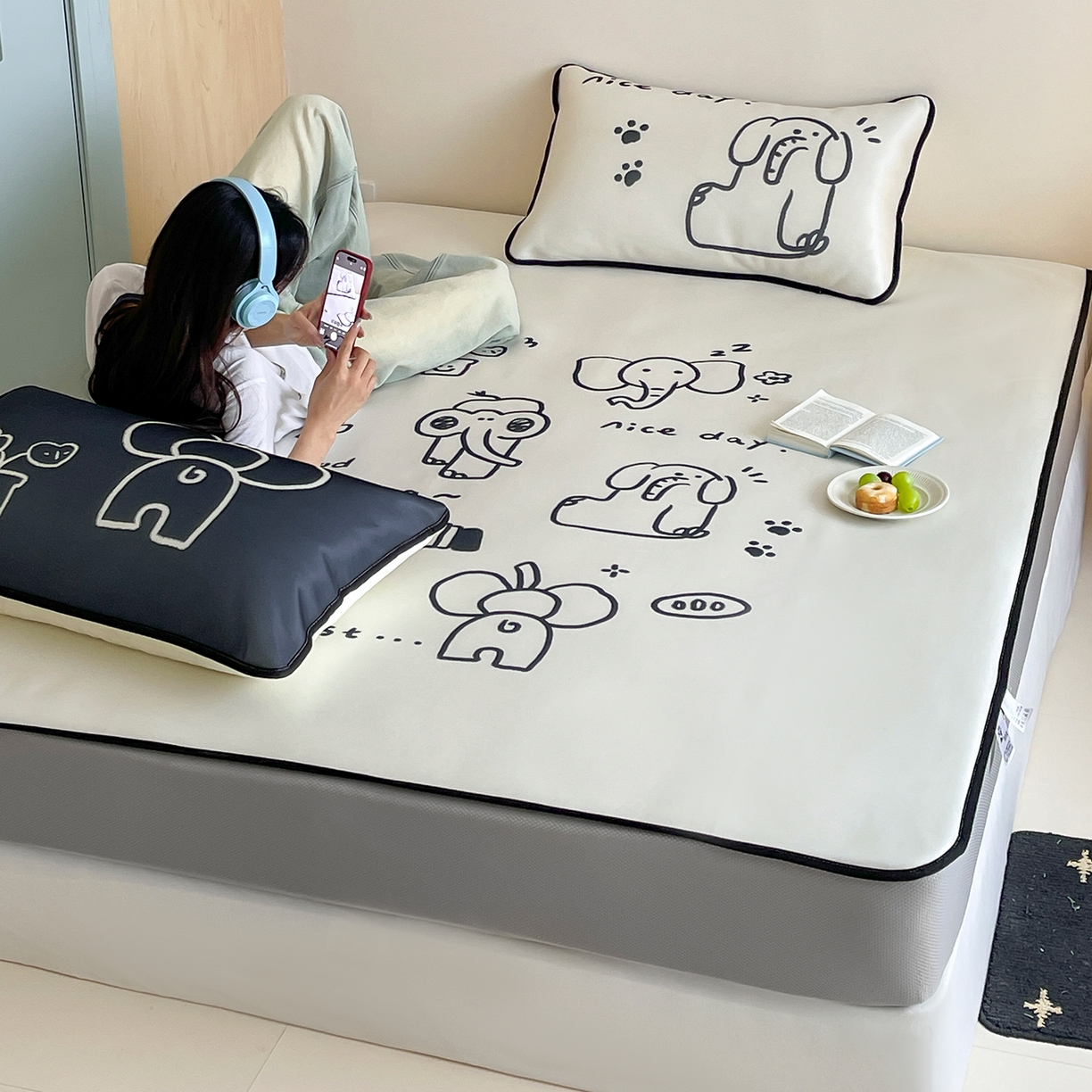 91家纺网 家纺一手货源 找家纺 桃子家居 2026新款A类ins博主卡通数码印花高级品质撞色中分子1200D冰感丝凉感席冰丝三件套平铺床笠系列 冰感席混搭-漫画象