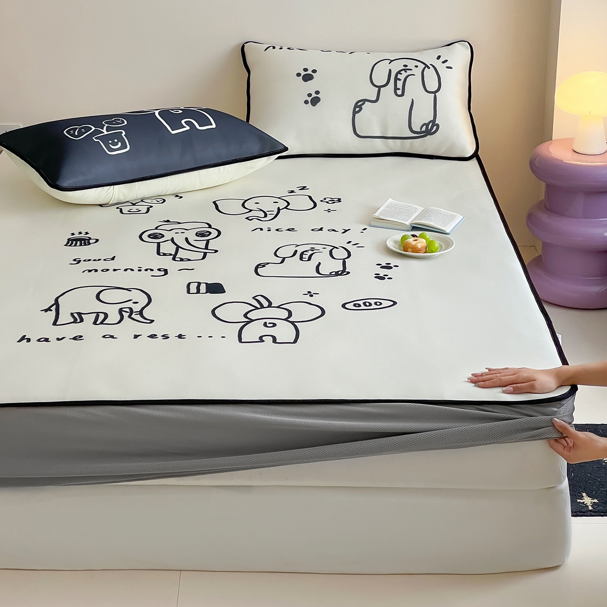 91家纺网 家纺一手货源 找家纺 桃子家居 2026新款A类ins博主卡通数码印花高级品质撞色中分子1200D冰感丝凉感席冰丝三件套平铺床笠系列 冰感席混搭-漫画象