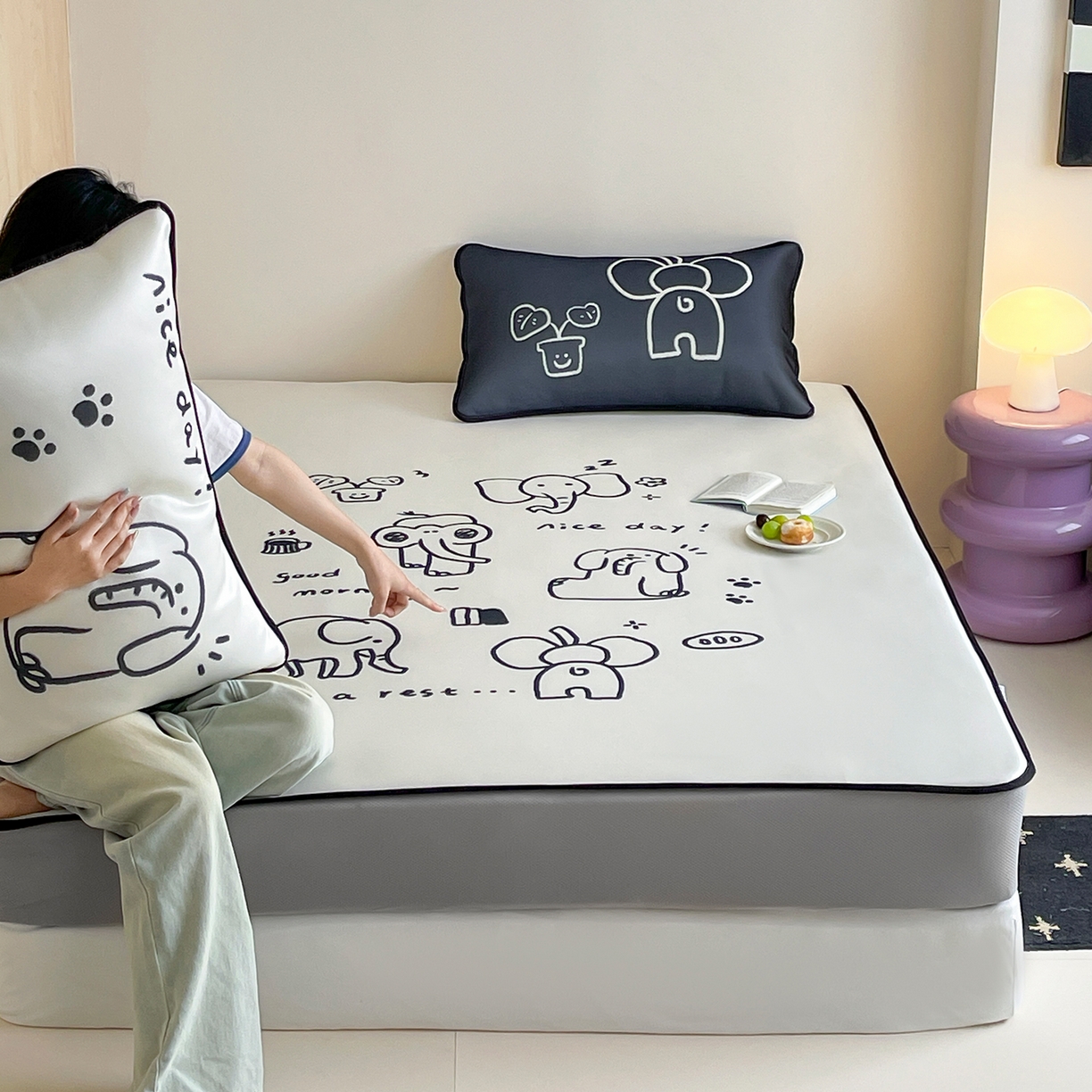 91家纺网 家纺一手货源 找家纺 桃子家居 2026新款A类ins博主卡通数码印花高级品质撞色中分子1200D冰感丝凉感席冰丝三件套平铺床笠系列 冰感席混搭-漫画象