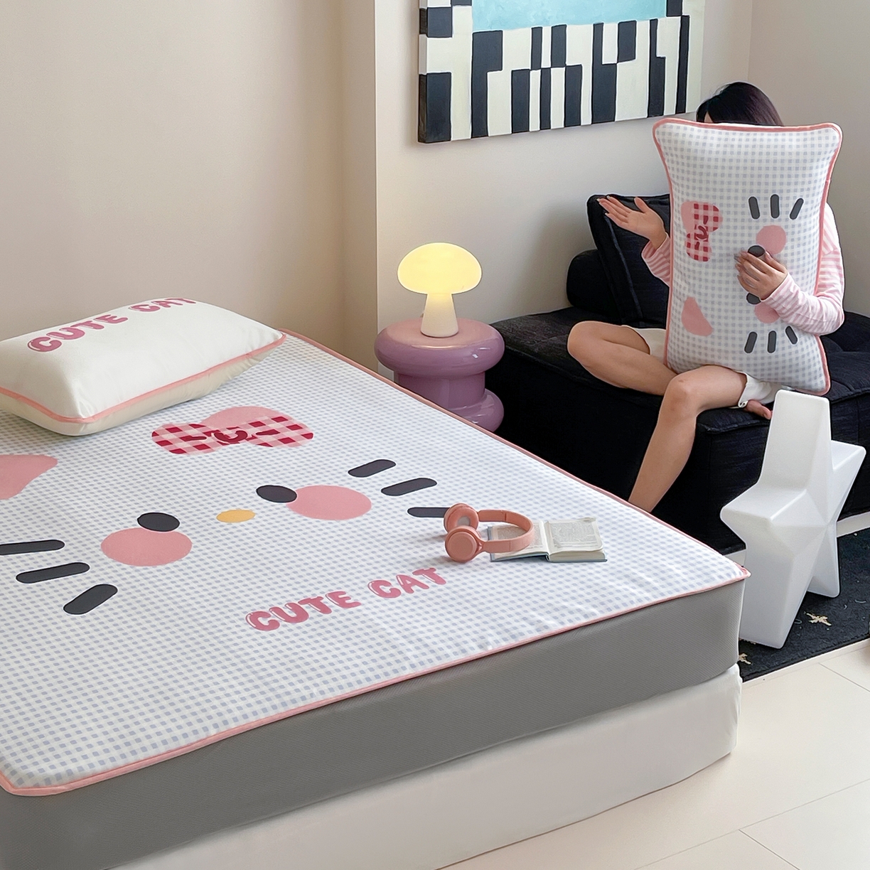 91家纺网 家纺一手货源 找家纺 桃子家居 2026新款A类ins博主卡通数码印花高级品质撞色中分子1200D冰感丝凉感席冰丝三件套平铺床笠系列 冰感席混搭-可爱猫咪