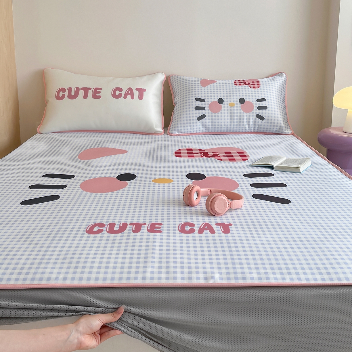 91家纺网 家纺一手货源 找家纺 桃子家居 2026新款A类ins博主卡通数码印花高级品质撞色中分子1200D冰感丝凉感席冰丝三件套平铺床笠系列 冰感席混搭-可爱猫咪
