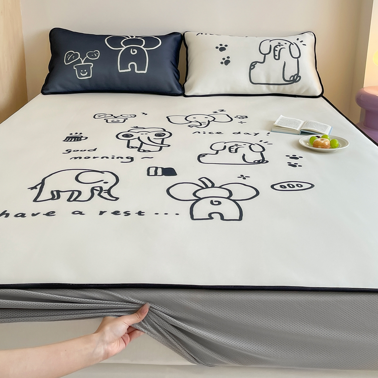 91家纺网 家纺一手货源 找家纺 桃子家居 2026新款A类ins博主卡通数码印花高级品质撞色中分子1200D冰感丝凉感席冰丝三件套平铺床笠系列 冰感席混搭-漫画象