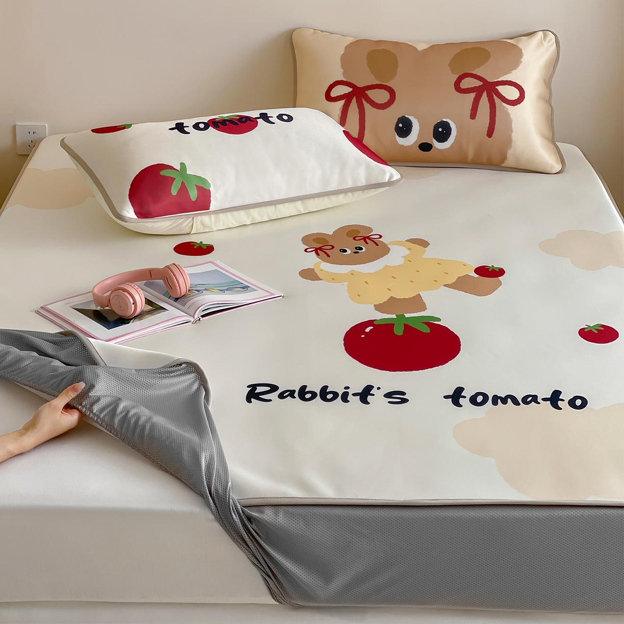 91家纺网 家纺一手货源 找家纺 （总）桃子家居 2026新款A类ins博主卡通数码印花高级品质撞色中分子1200D冰感丝凉感席冰丝三件套平铺床笠系列